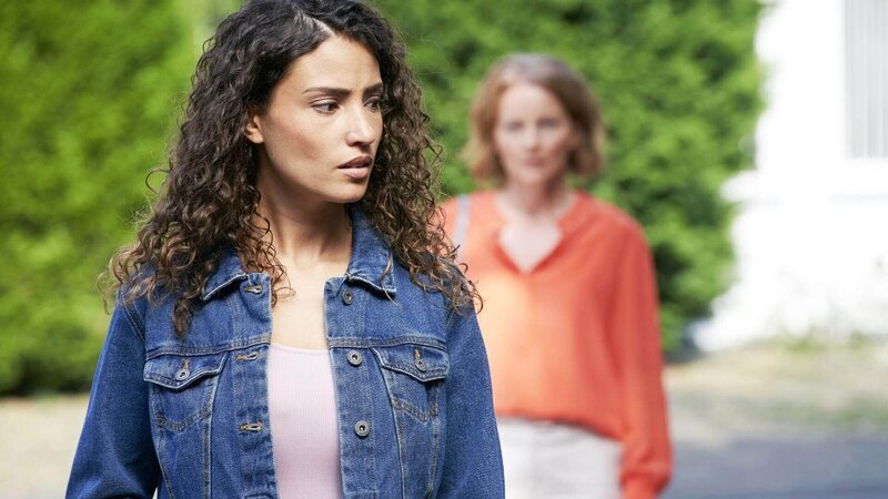Andrea (Carina Wiese) will die Medizinisch-technische Assistentin, Adelina (Nadine Menz, l.), die gerade die Schönheitsklinik verlässt, zur Rede stellen. Wieso steht Adelinas Name auf der mysteriösen Liste? – Bild: TVNOW /​ Guido Engels