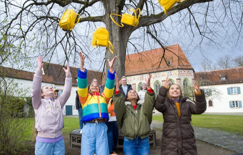 Die TanzAlarm Kids gehen mit ihrem neuen Song „Mein kleiner gelber Rucksack“ auf eine Traumreise. – Bild: KiKA/​MingaMedia/​Ron Bergmann
