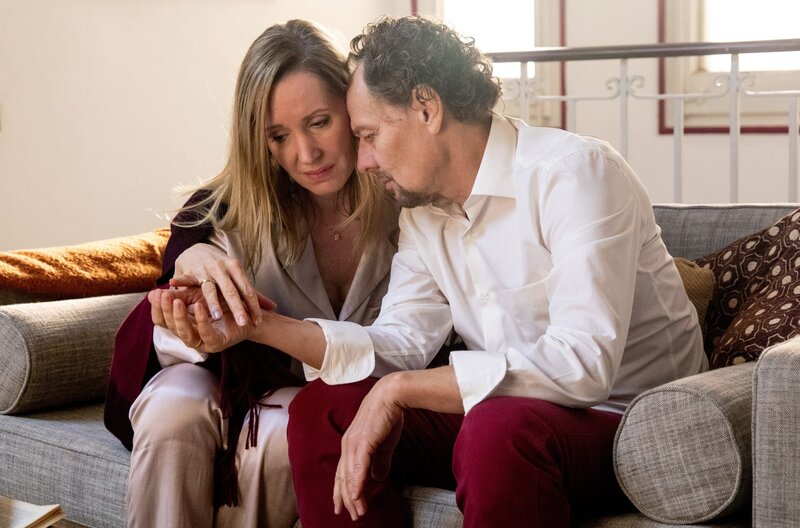 Monica Lopez-Salgado (Silvina Buchbauer) hält zu ihrem Mann Carlos (Thomas Bading). – Bild: ARD Degeto/​Lucia Faraig