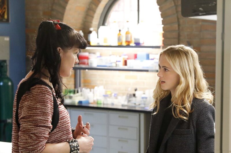 Was verheimlicht Bishop (Emily Wickersham, r.) bloß vor Abby (Pauley Perrette, l.) und dem Rest des Navy-Teams? – Bild: CBS Broadcasting, Inc.