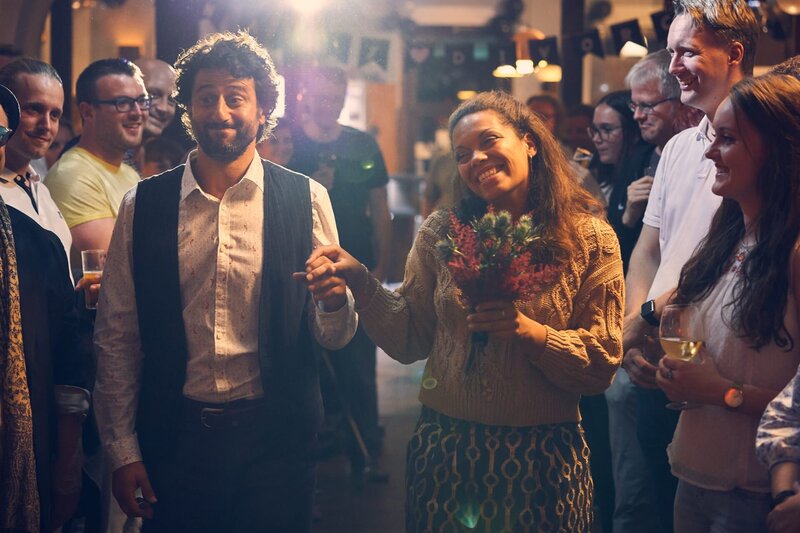 Yaa (Rebecca Lina Wilson-Kamm) hat eine Scheidungsparty mit einer Zeremonie und schwarzer Scheidungstorte für sich und Björn (Serkan Kaya) organisiert. – Bild: ZDF