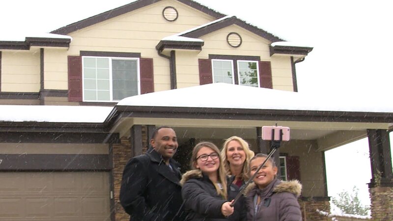 The family takes a selfie in front of their new house – Bild: 2017,HGTV/​Scripps Networks, LLC. All Rights Reserved
