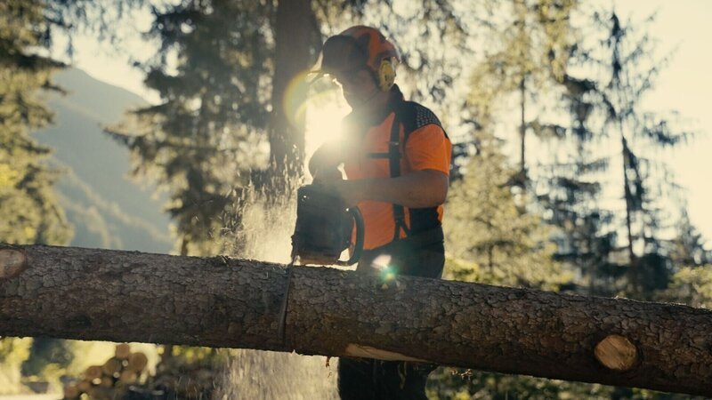 Martin Bradl bei Holzarbeiten in Ginzling. – Bild: RANFILM TV & Film Production GmbH