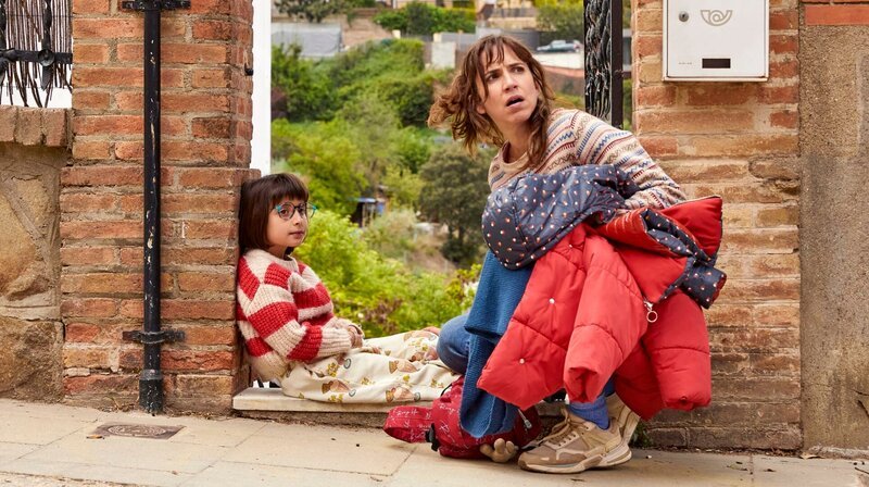 Barcelona for Beginners (4) – Familie und andere Katastrophen Das tägliche Chaos: Mariana (Aina Clotet) mit Tochter Lia (Violeta Sanvisens) – Bild: NDR/​Gemma Sala