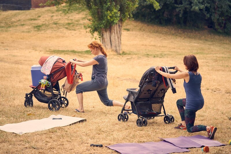 Nina (Lavinia Wilson, r.) hat Nike (Henny Reents, l.) dazu motiviert, bei der Buggy-Gymnastik mitzumachen. – Bild: ZDF