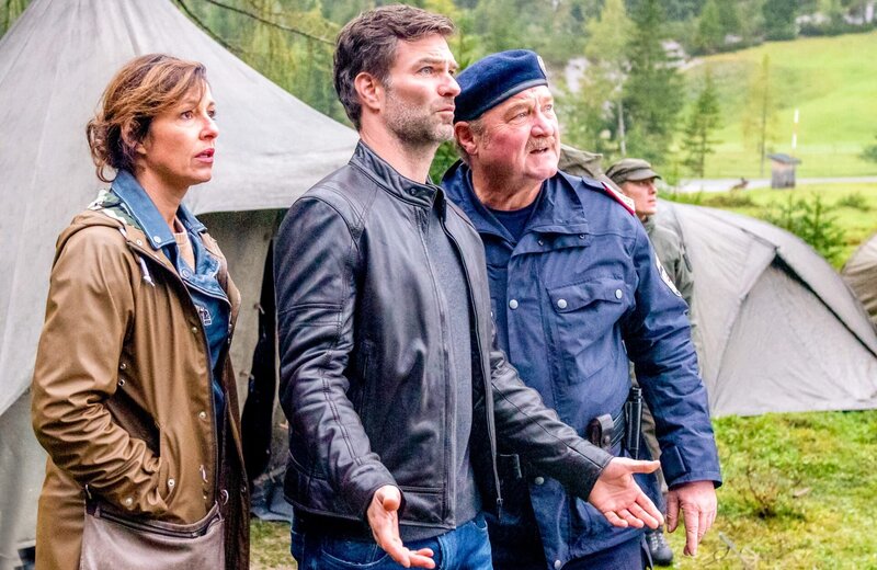 Auf der Suche nach Antworten zum Verschwinden des jungen Afrikaners, stoßen Kroisleitner (Ferry Öllinger, r.), Lukas Roither (Jakob Seeböck, M.) und Nina Pokorny (Julia Cencig, l.) auf die Hintergründe ominöser Fußballagenturen. – Bild: ORF/​Gebhardt Productions/​Stefanie Leo