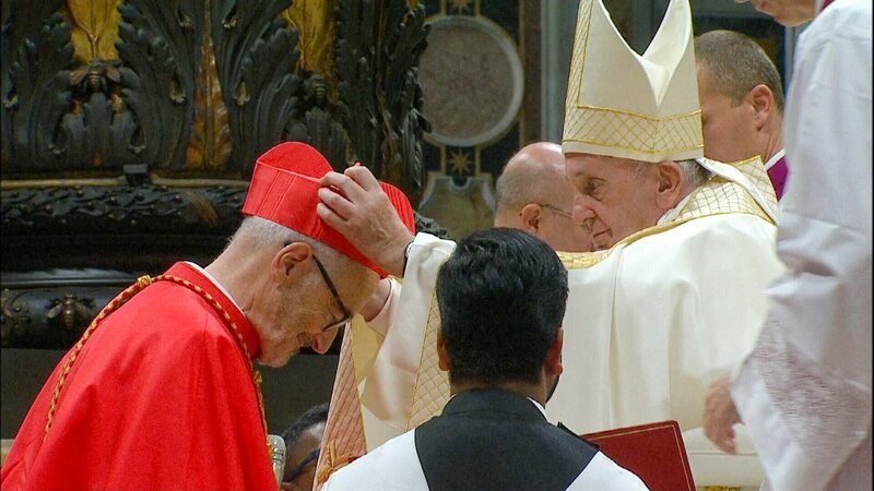 Papst Franziskus verleiht die Kardinalswürde. – Bild: ORF/​Metafilm