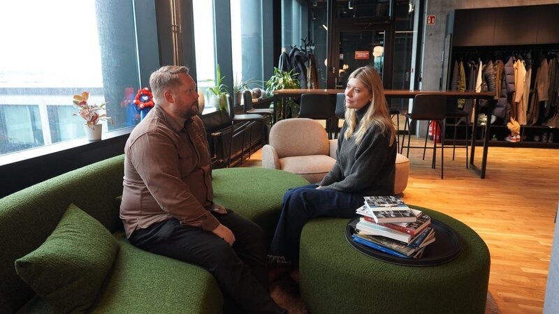 Island: Korrespondentin Diana Weidlinger mit Marketingchef Daði Guðjónsson von „Business Iceland“ – er ist für den Tourismusboom in Island mit verantwortlich. – Bild: ORF
