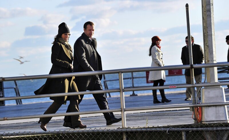 Danny Reagan (Donnie Wahlberg, 2.v.l.) macht sich zusammen mit seiner Kollegin Jackie Curatola (Jennifer Esposito, l.) auf die Suche nach dem Tatverdächtigen … – Bild: 2010 CBS Broadcasting Inc. All Rights Reserved Lizenzbild frei