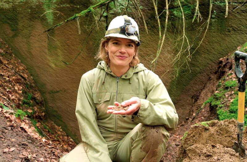 Vielleicht liegt die Lösung für die weltweite Antibiotikakrise in der Erde unter unseren Füßen. Lena Ganschow geht diesem und anderen möglichen Auswegen nach. – Bild: SWR/​Franz Josef Recktenwald