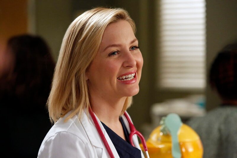 Das Krankenhaus wird mit grippeinfizierten Patienten überschwemmt, wobei ein Arzt nach dem anderen angesteckt wird. Den Anfang macht Arizona (Jessica Capshaw) … – Bild: ABC Studios