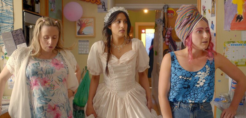 Toni (Leah Brotherhead, r.) ist verzweifelt, während ihre Schwester Paula (Sinead Matthews, l.) Rettungsideen hat. – Bild: ZDF