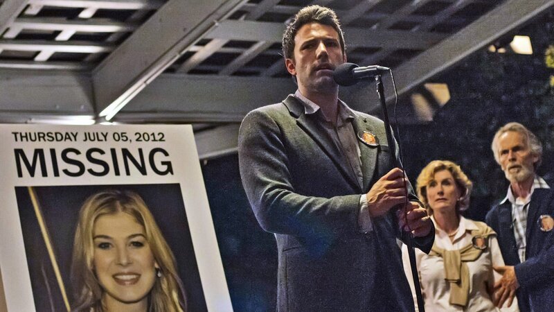 An seinem fünften Hochzeitstag meldet der New Yorker Schriftsteller Nick Dunne (Ben Affleck) seine schöne Frau Amy als vermisst. – Bild: Twentieth Century Fox Film Corporation