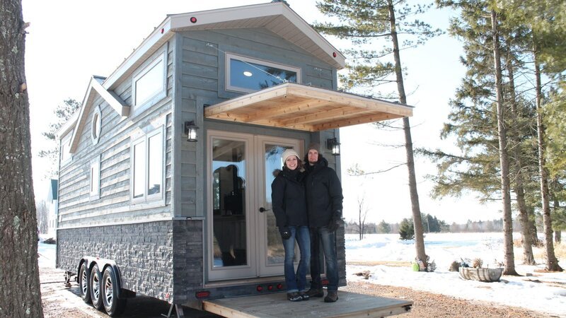 Tiny house owners Steve and Holly pose for the camera standing on their back deck, for Steve and Holly Schuett’s tiny house build, in Gleason, Wisconsin, as seen on Tiny House, Big Living – Bild: DIY Network/​Scripps Networks, LLC.