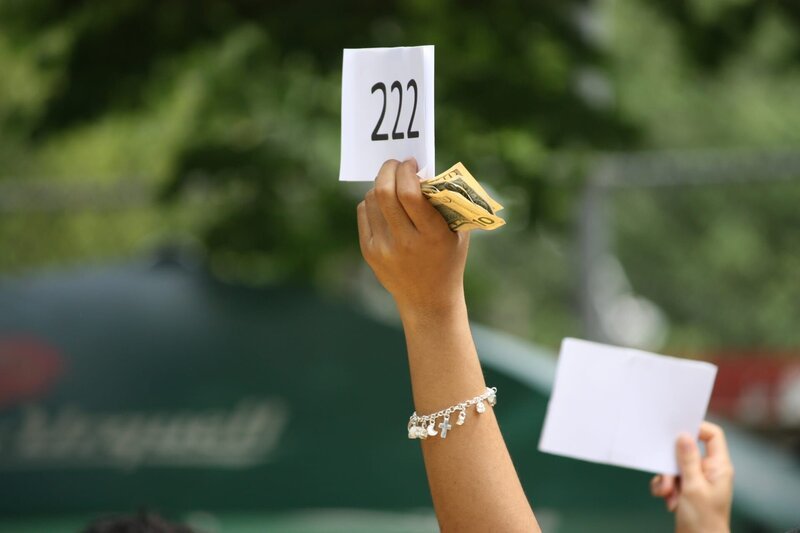 QUEENS, NY – An unidentified bidder stakes her claim on the twenty-dollar bill during „Dollar Auction.“  (NGT/​Stephen Holtzhauser) – Bild: The National Geographic Channel.