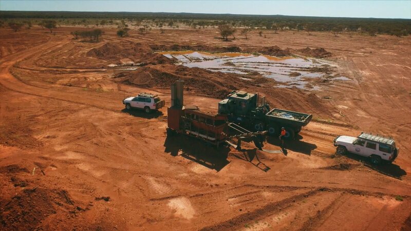 The clean-up squad fights its way through the outback on unpaved gravel roads. – Bild: DMAX