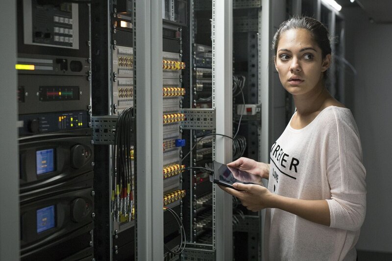 Olivia Fareedi (Nilam Farooq) ermittelt undercover als Youtuberin in einer Medienfirma. – Bild: ZDF Lizenzbild frei