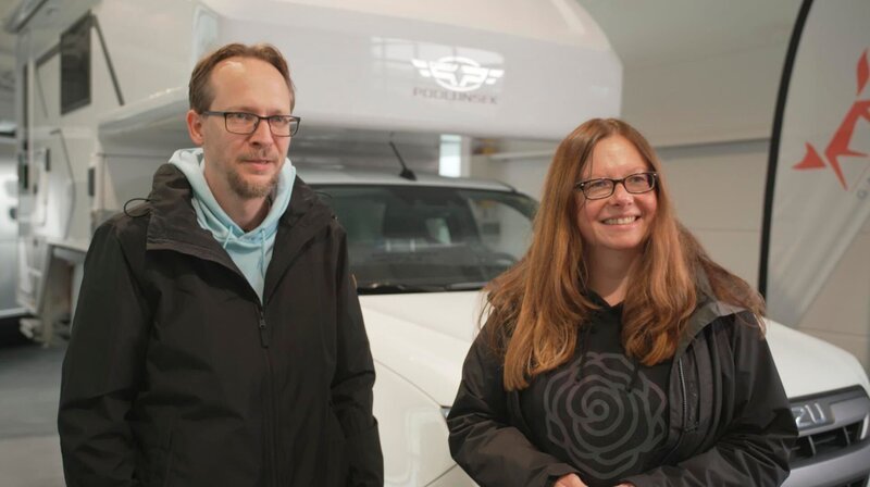 Anna und Stefan bei der Abholung ihrer Aufsetzkabine für den Pick-Up in Merenberg im nördlichen Hessen. – Bild: WDR/​sagamedia