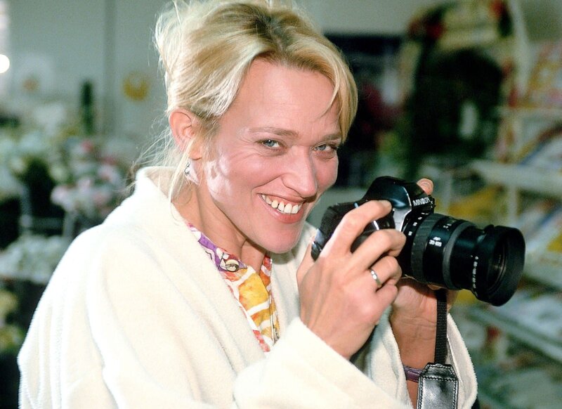 In diesem rasanten „Funcut“ zum Ende der dritten Rita-Staffel mit Gaby Köster sind noch einmal die witzigsten Szenen und die absurdesten Pannen und Versprecher der letzten drei Jahre zu sehen und vor allem ist ein neugieriger Blick hinter die Kulissen möglich. – Bild: MG RTL D /​ Martin Lässig