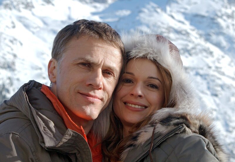 Regisseur Büffel (Christoph Waltz) hat die Schauspielerin Jacqueline (Suzan Anbeh) getroffen. – Bild: ARD Degeto/Susanne Dittmann Regisseur Büffel (Christoph Waltz) hat die Schauspielerin Jacqueline (Suzan Anbeh) getroffen. – Bild: ARD Degeto/Susanne Dittmann