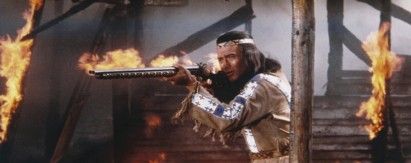 Im Kampf gegen die Banditen kann sich Winnetou (Pierre Brice) auf seine Silberbüchse verlassen. – Bild: ZDF und Gerd-Victor Krau, Karl Reiter, Lothar Winkler