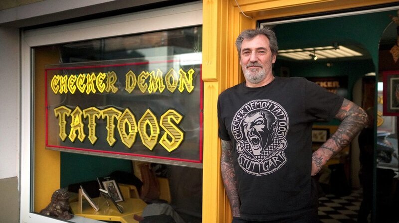 Der Besitzer Luke Atkinson vor seinem Laden „Checker Demon Tattoos“ in Stuttgart. – Bild: SWR, honorarfrei – Verwendung gemäß der AGB im engen inhaltlichen, redaktionellen Zusammenhang mit genannter SWR-Sendung bei Nennung „Bild: SWR“ (S2+). SWR Presse/​Bildkommunikation, Baden-Baden, Tel: 07221/​929–23876, foto@swr.de