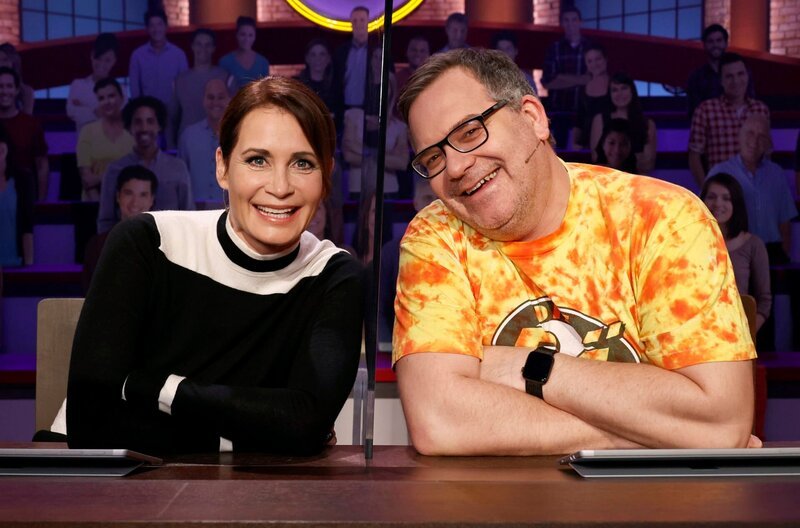 Rateteam-Kapitän Elton (r.) und die Schauspielerin Anja Kling (l.) bilden ein Rateteam. – Bild: ARD/​Morris Mac Matzen