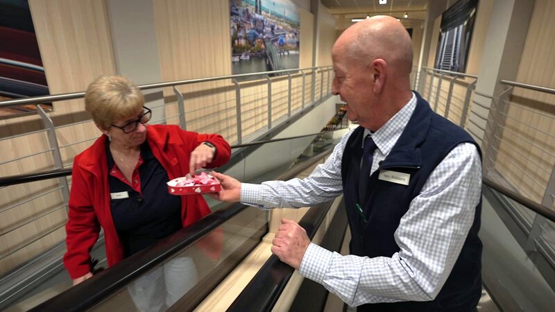 Es ist Valentinstag – und Marktinhaber Udo zeigt am Tag der Liebe, dass er ein großes Herz hat: mit Schoko-Geschenken fürs Team und kleinen Gesten für die Kundschaft. – Bild: RTLZWEI, Brot & Butter Entertain