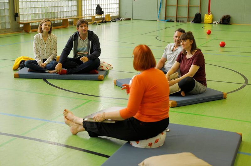 Anita (Nadja Becker, 1. v. l.) und Lars (Sebastian Schwarz, 2. v. l.) besuchen einen Geburtsvorbereitungskurs, obwohl Anita nicht schwanger ist. – Bild: ZDF