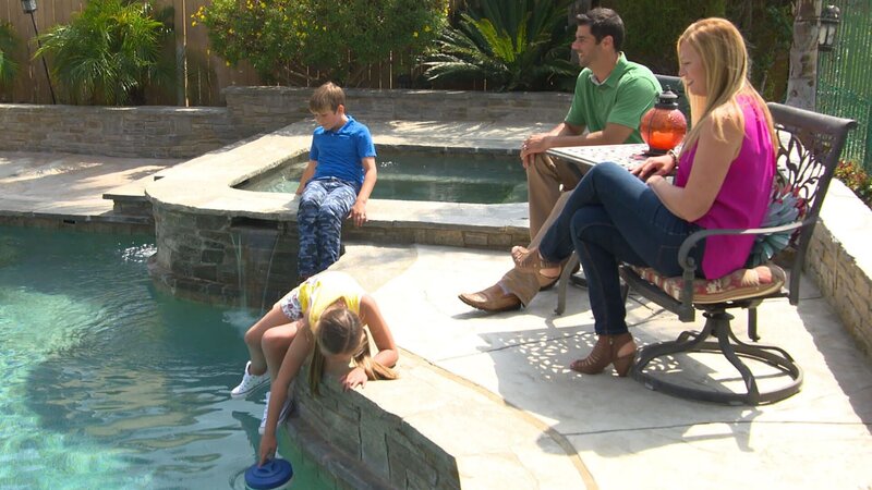 The family sits by the pool imagining how it would be to live there – Bild: 2017,HGTV/​Scripps Networks, LLC. All Rights Reserved