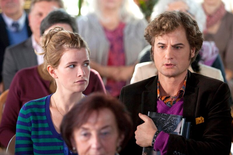 Emily Gans kann nicht verstehen, warum Ebsi Eisele so für die Bücher des Bestsellerautors Peter Papst schwärmt. – Bild: ARD/​Sabine Hackenberg