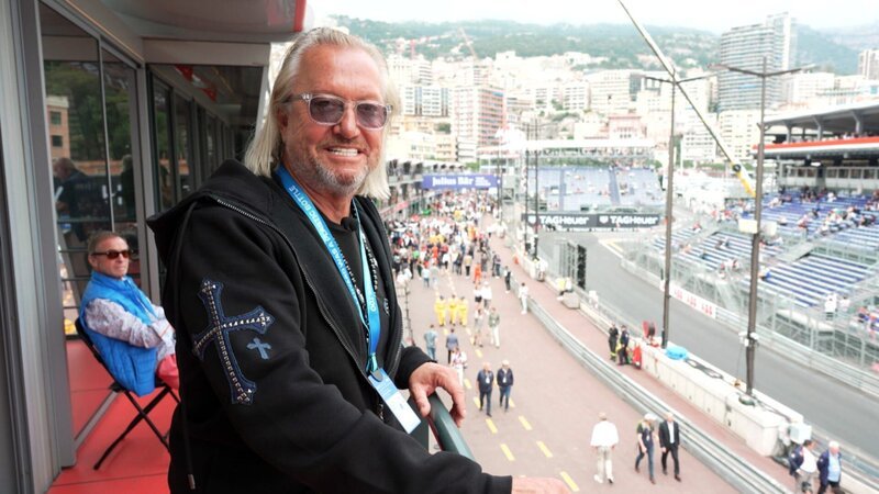 Zurück in Monaco schauen die Geissens hinter die Kulissen des legendären Grand Prix Rennens. Es stinkt nach verbranntem Gummi und Robert freut sich auf die Boxenluder. – Bild: RTLZWEI