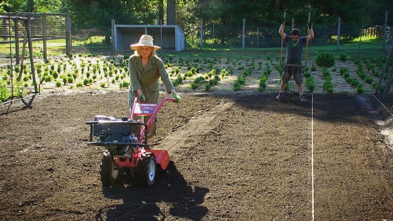 Martha Stewart and her gardener Ryan McCallister. – Bild: HGTV