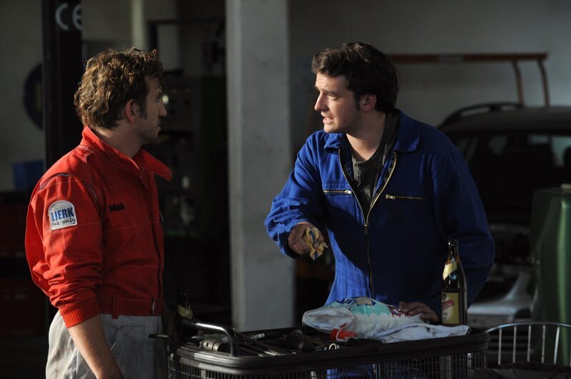 Flori sagt Lex deutlich, dass er keine krummen Geschäfte machen will. Von links: Lex (Sebastian Gerold) und Florian Brunner (Tommy Schwimmer). – Bild: BR/​Marco Orlando Pichler