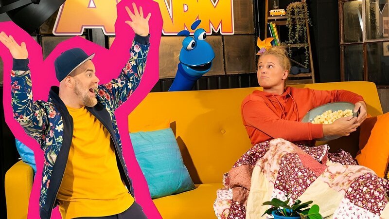 Ihr Popcorn teilt Singa zwar nur ungern, aber für das SingDing macht sie gerne eine Ausnahme. Auch Sebó freut sich darüber und singt in seinem Song: Ich hab dich lieb! – Bild: ZDF/​Tim Bornemann