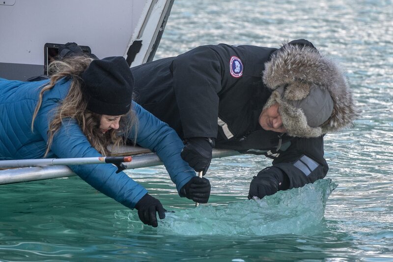 Alaska – (L to R) Michelle Costello and Gordon Ramsay harvest a free-floating iceberg for cocktail ice cubes. – Bild: Studio Ramsay and all3media international Lizenzbild frei