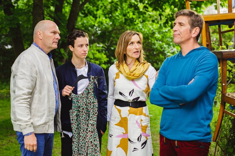 Fritz’ Schwester Suse Fuchs-Liebig (Eva Mannschott, 2.v.r.) behauptet, Fritz (Guido Hammesfahr, r.) sei am Verschwinden der kleinen Toni Schuld. Ihr Mann (Nils Düwell, l.) und ihr Sohn (Emil Baikousis, 2.v.l.) sind genauso sauer. – Bild: ZDF und Andrea Hansen Fotografie