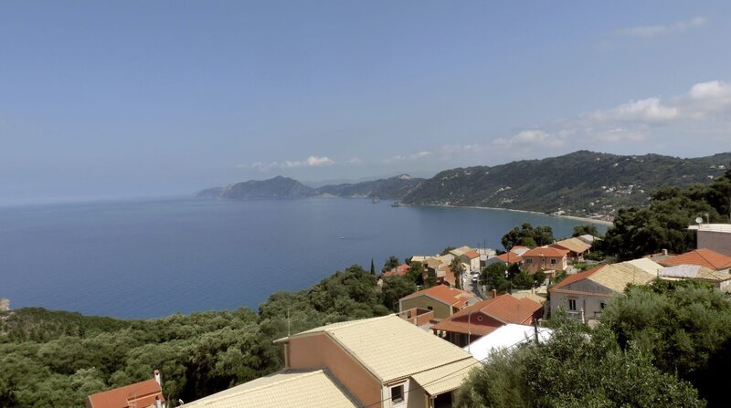 Blick auf Pentati, ein kleines traditionelles Bergdorf am Hang oberhalb des Strandes von Agios Gordis auf Korfu. – Bild: BR/HR/Dagmar Hase Blick auf Pentati, ein kleines traditionelles Bergdorf am Hang oberhalb des Strandes von Agios Gordis auf Korfu. – Bild: BR/HR/Dagmar Hase