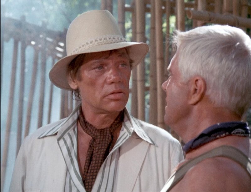 Doyle (Mike Preston, li.) hat Hannibal (George Peppard) und den Rest des A-Teams gefangengenommen. – Bild: RTL II Doyle (Mike Preston, li.) hat Hannibal (George Peppard) und den Rest des A-Teams gefangengenommen. – Bild: RTL II