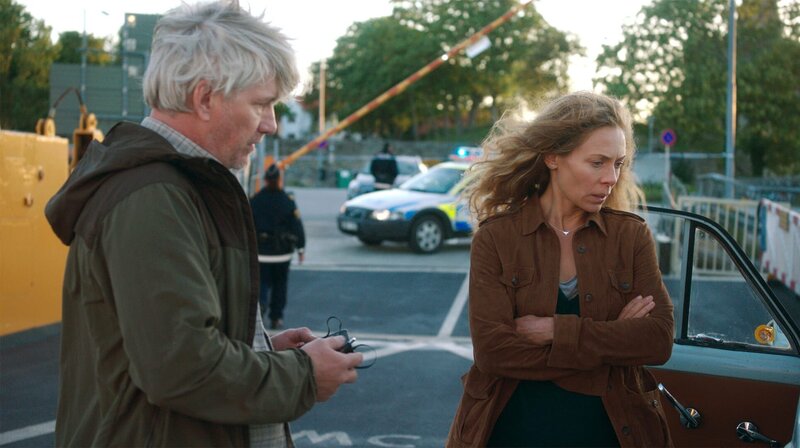 Das Opfer starb am Steuer: Maria Wern (Eva Röse) und Kollege Ek (Ulf Fridberg) bei den Ermittlungen. – Bild: ARD Degeto/​Warner Bros./​Rebecca Moen