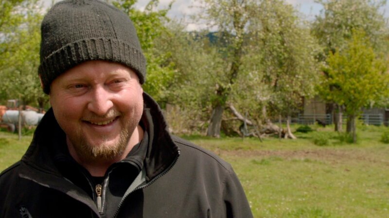 Alfons Vogl hat seinen Betrieb schon vor 20 Jahren auf Agroforst umgestellt. – Bild: BR