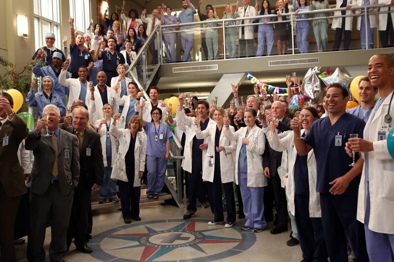 Die ganze Belegschaft des Krankenhauses feiert Cristina, die für den Harper Avery Award nominiert ist … – Bild: American Broadcasting Companies, Inc. /​ Danny Feld