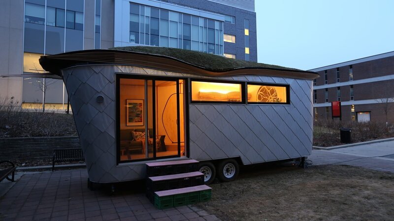 Ben Hayward’s tiny house sits on the Carleton University campus in Ottawa, Ontario where he is working on some of the finishing touches of his masterpiece, as seen on Tiny House, Big Living. – Bild: DIY Network/​Scripps Networks, LLC.