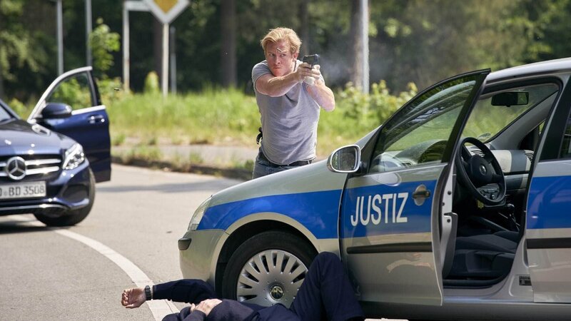 Paul ist den Gangstern gefährlich nahe gekommen und gerät in einem Schusswechsel. – Bild: TVNOW /​ Guido Engels