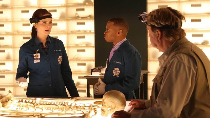 Brennan (Emily Deschanel) und Dr. Clark Edison (Eugene Byrd, M.) lassen sich bei ihrer Arbeit von dem Filmemacher Andrew Jursic (Dave Thomas) über die Schulter schauen. – Bild: RTL /​ FOX