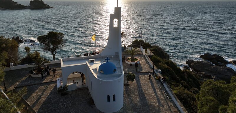 An Kapellen mangelt es nicht auf Samos, aber nicht jede hat solch einen Meerblick. – Bild: NDR/​Florian Melzer