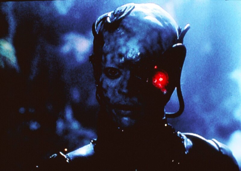 Als sie drei Wesen ihres ehemaligen Borg-Kollektivs trifft, durchlebt „Seven of Nine“ (Jeri Lynn Ryan) noch einmal den Absturz ihres Borg-Schiffes und ihren Kampf ums Überleben auf einem fremden Planeten … – Bild: Tele 5