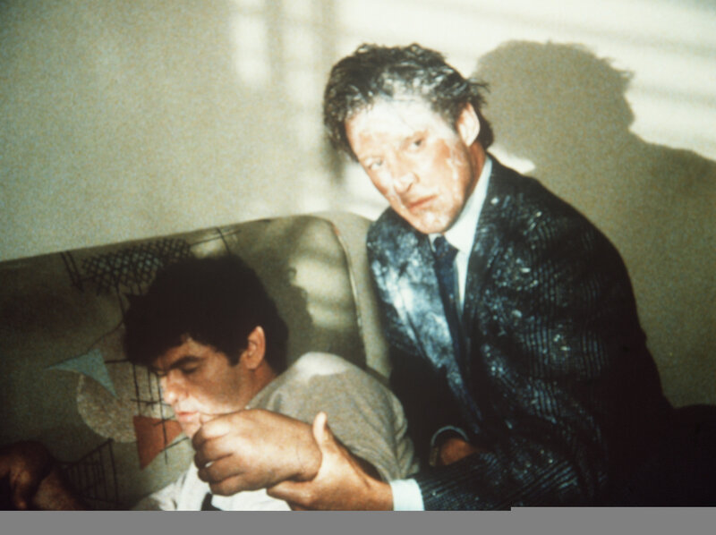 Endlich hat Lee (Bruce Boxleitner, r.) den Attentäter Kurt Magnuson (Mike Muscat, l.) überwältigt … – Bild: CBS Television