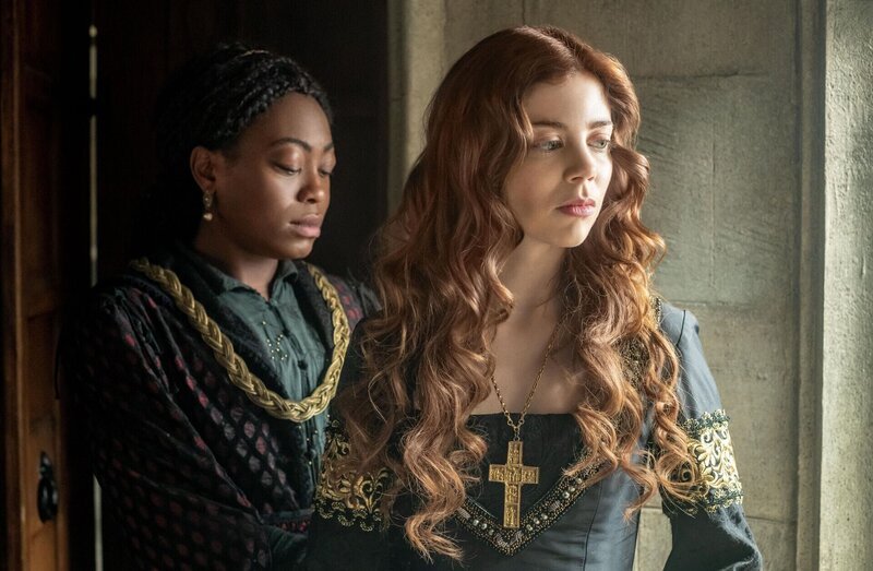 Lina de Cardonnes (Stephanie Levi-John, l.); Katharina von Aragon (Charlotte Hope, r.) – Bild: TSP Productions LTD.