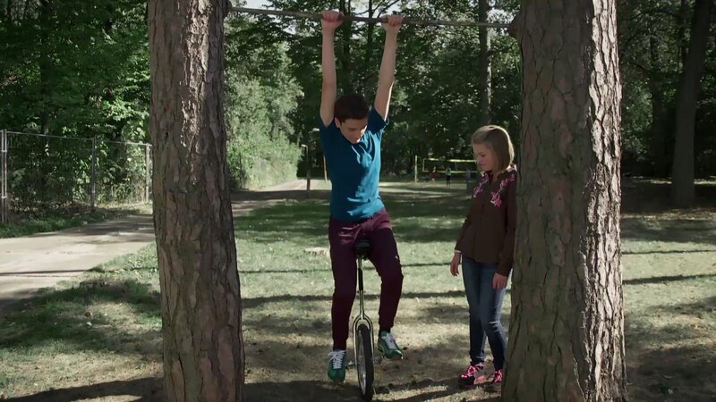 Kasimir (Sinan El Sayed, li.) will sich von dem Zoff mit Martha ablenken. – Bild: MDR/​Saxonia Media